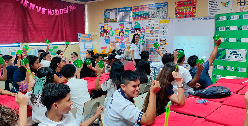 Taller de Educación Financiera "Yo y mi mesada" a estudiantes de tercer ciclo del Centro Escolar Cantón Ojo de Agua, Usulután.