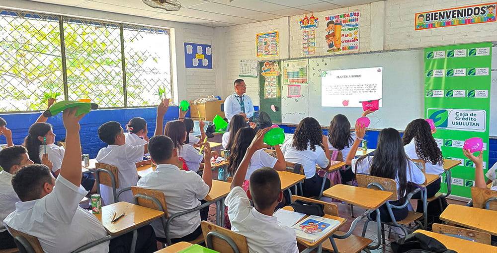 Taller de educación financiera "El Club del Ahorro" a estudiantes de séptimo grado del Centro Escolar "República Federal de Alemania"