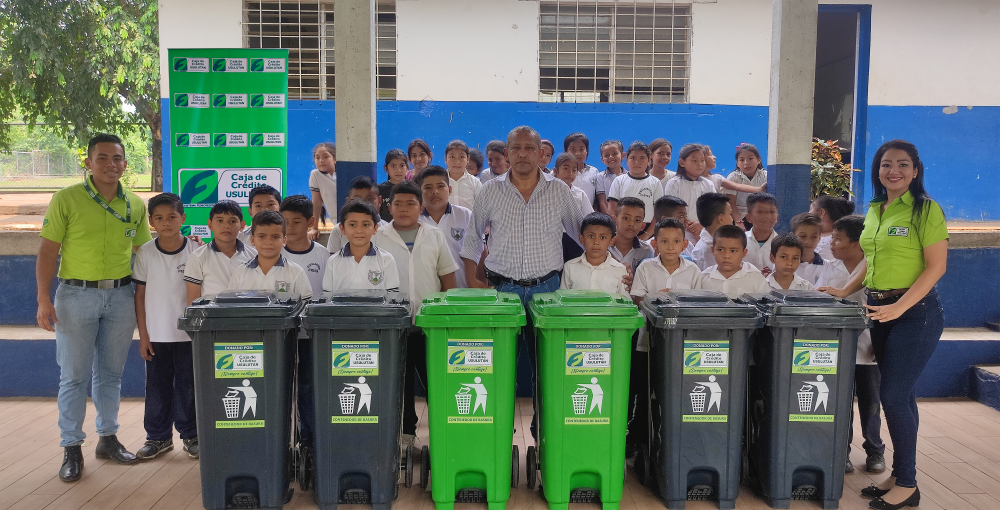 Donación de contenedores de basura al Centro Escolar Cantón el Cerrito.
