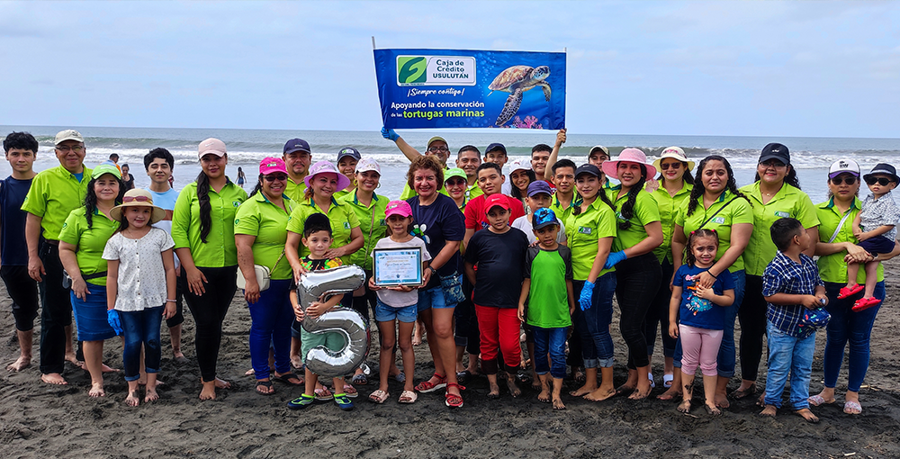 Liberación de neonatos de tortugas marinas en playa San Blas