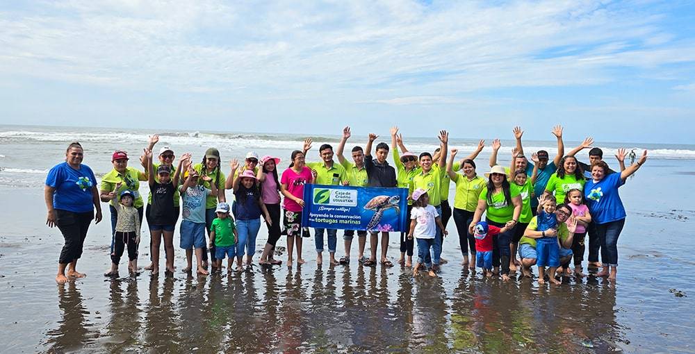 Liberación de tortugas marinas y limpieza en playa San Blas, La Libertad.