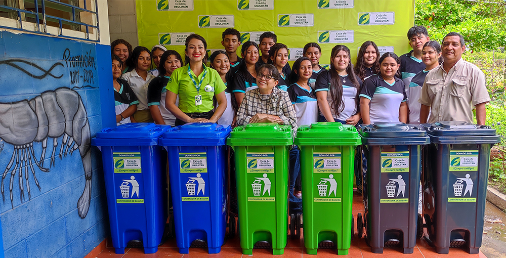 Donación de contenedores de basura al Complejo Educativo de San Dionisio